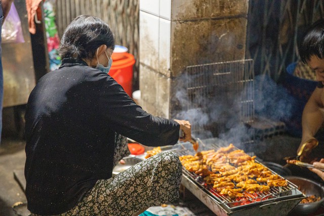 Xe bánh mì tồn tại 30 năm ở Cần Thơ với cái tên độc lạ, được bán bởi 5 chị em là hàng xóm thân thiết - Ảnh 6.