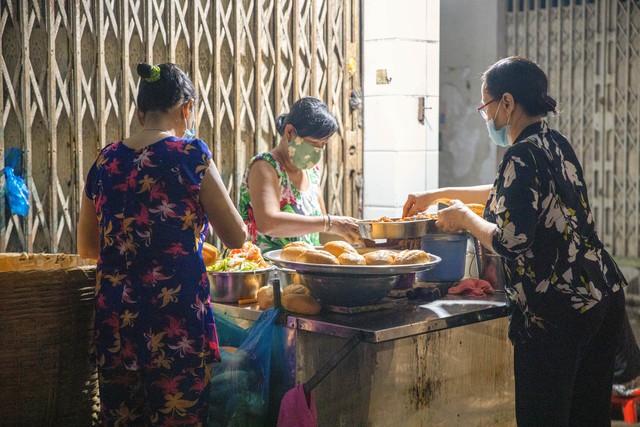 The bread cart has existed for 30 years in Can Tho with a unique name, sold by 5 sisters who are close neighbors - Photo 5.