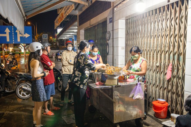 The bread cart has existed for 30 years in Can Tho with a unique name, sold by 5 sisters who are close neighbors - Photo 1.