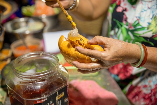 Banh mi cart has existed for 30 years in Can Tho with a unique name, sold by 5 sisters who are close neighbors - Photo 16.