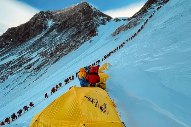 Nghĩa địa trắng trên đỉnh Everest: Mạo hiểm mạng sống để chinh phục nóc nhà thế giới, nhiều nhà leo núi chẳng thể tìm được đường về nhà - Ảnh 2.