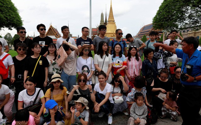 Châu Á "sục sôi" vì khách du lịch TQ quay lại: Cháy vé máy bay sang nhiều nước; Singapore cấp tốc tuyển hàng loạt HDV tiếng Trung Châu Á "sục sôi" vì khách du lịch TQ quay lại: Cháy vé máy bay sang nhiều nước; Singapore cấp tốc tuyển hàng loạt HDV tiếng Trung