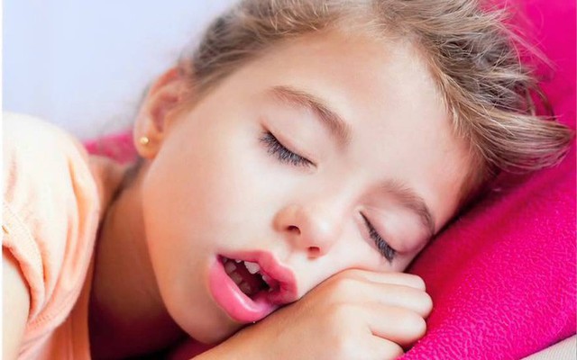 Trẻ thở bằng miệng và thở bằng mũi khi lớn lên sẽ có sự khác biệt lớn về ngoại hình: Cha mẹ không kịp uốn nắn sẽ khiến con lớn lên mặc cảm, tự ti