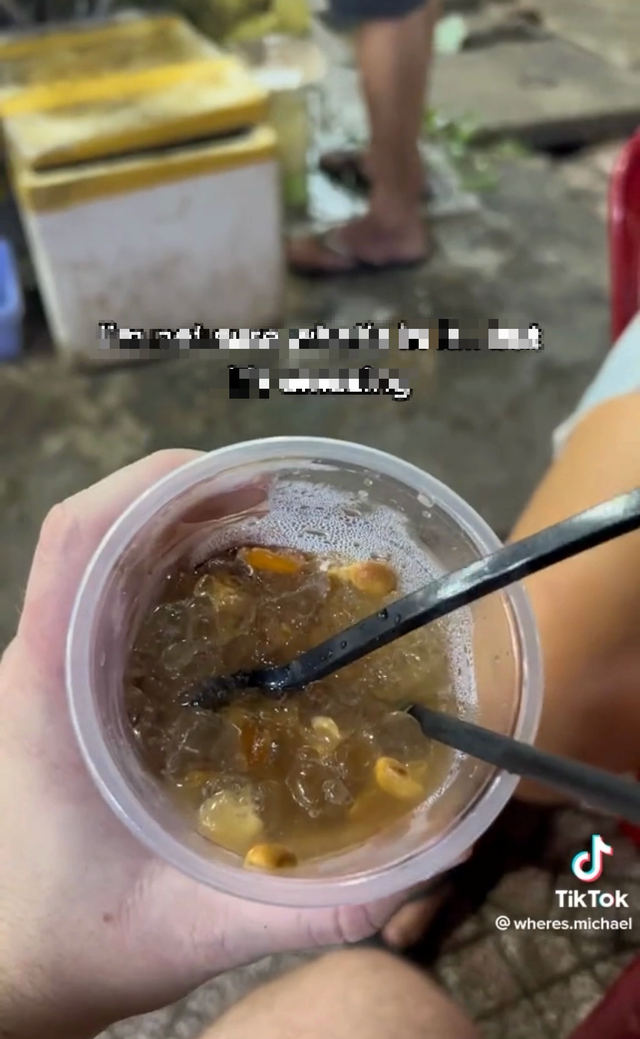 Món nước chua ngọt được bán tại vỉa hè Việt Nam khiến du khách nước ngoài mê mẩn xin tên gọi - Ảnh 2.