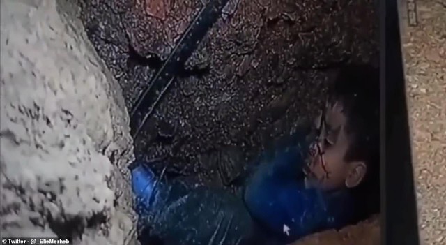 Cậu bé 5 tuổi mắc kẹt trong giếng sâu 4 ngày đêm: Cuộc giải cứu nghẹt thở chấn động Ma-rốc - Ảnh 1.