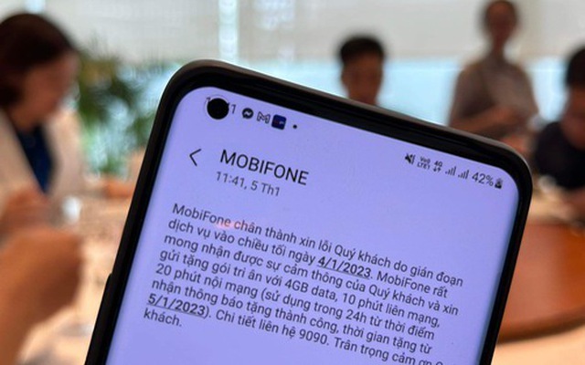 Nội dung tin nhắn thông báo đền bù của MobiFone gửi đến khách hàng - Ảnh: ĐỨC THIỆN