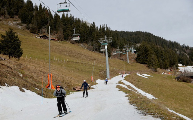 Một khu trượt tuyết ở Leysin, Thụy Sĩ phải sử dụng tuyết nhân tạo giữa mùa đông - Ảnh: REUTERS