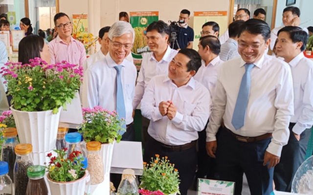 Phó Chủ tịch UBND TP HCM Võ Văn Hoan cùng các đại biểu thăm gian hàng sản xuất giống hoa và rau tại hội nghị tổng kết ngành nông nghiệp và phát triển nông thôn TP HCM năm 2022