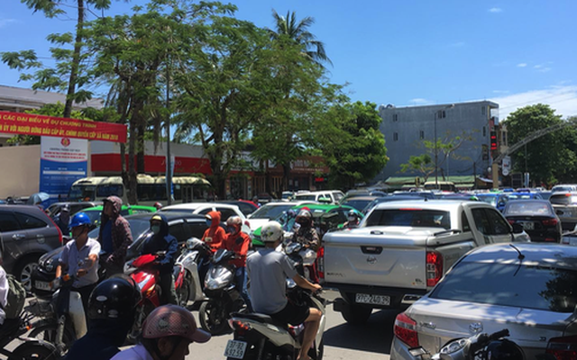 Cảnh ùn tắc giao thông ở đường Hồ Tùng Mậu, TP Vinh do có nhiều ô tô lưu thông - Ảnh: DOÃN HÒA