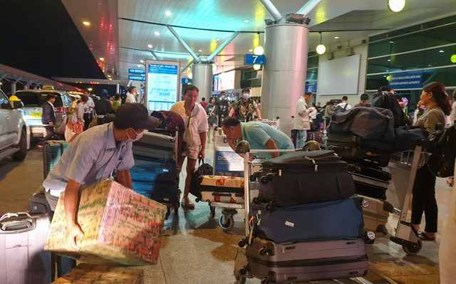 Sân bay Tân Sơn Nhất nhộn nhịp người dân đón Việt kiều về nước ăn Tết sau 2 năm - Ảnh 4.