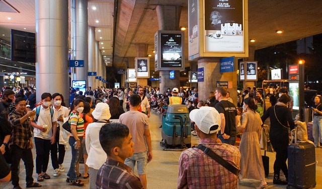Sân bay Tân Sơn Nhất nhộn nhịp người dân đón Việt kiều về nước ăn Tết sau 2 năm - Ảnh 2.