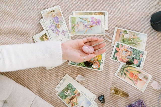 Giới trẻ Trung Quốc nghiện xem bài Tarot: Người xem cần điểm tựa để bấu víu, thầy bói online kiếm hàng tỷ đồng mỗi tháng - Ảnh 2.