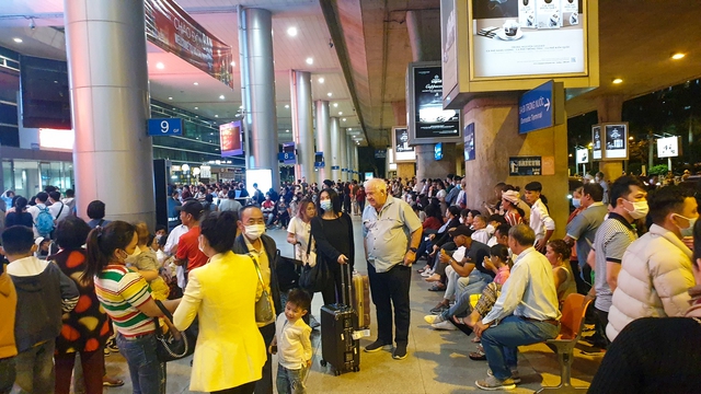 Sân bay Tân Sơn Nhất nhộn nhịp người dân đón Việt kiều về nước ăn Tết sau 2 năm - Ảnh 9.