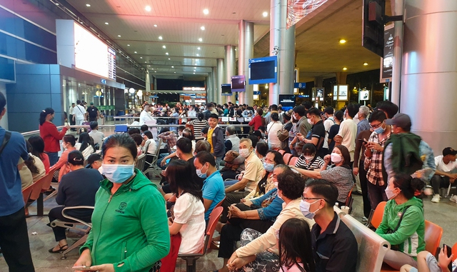 Sân bay Tân Sơn Nhất nhộn nhịp người dân đón Việt kiều về nước ăn Tết sau 2 năm - Ảnh 8.