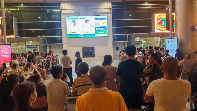 Sân bay Tân Sơn Nhất nhộn nhịp người dân đón Việt kiều về nước ăn Tết sau 2 năm - Ảnh 7.