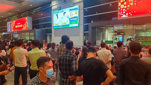 Sân bay Tân Sơn Nhất nhộn nhịp người dân đón Việt kiều về nước ăn Tết sau 2 năm - Ảnh 6.
