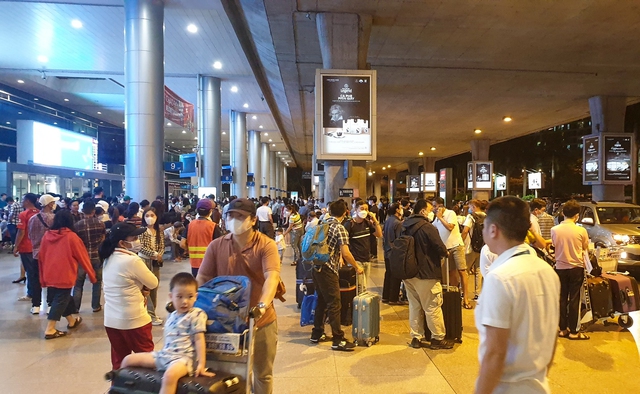 Sân bay Tân Sơn Nhất nhộn nhịp người dân đón Việt kiều về nước ăn Tết sau 2 năm - Ảnh 5.