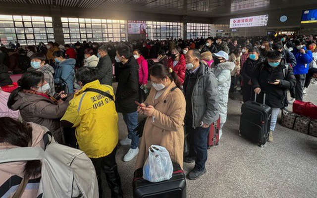 Hành khách chờ tàu tại nhà ga ở Bắc Kinh, Trung Quốc, ngày 6-1 - Ảnh: Bloomberg
