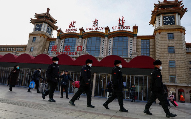 Nhân viên an ninh tuần tra bên ngoài nhà ga Bắc Kinh khi kỳ xuân vận bắt đầu. Ảnh chụp tại Bắc Kinh, Trung Quốc ngày 7-1 - Ảnh: REUTERS