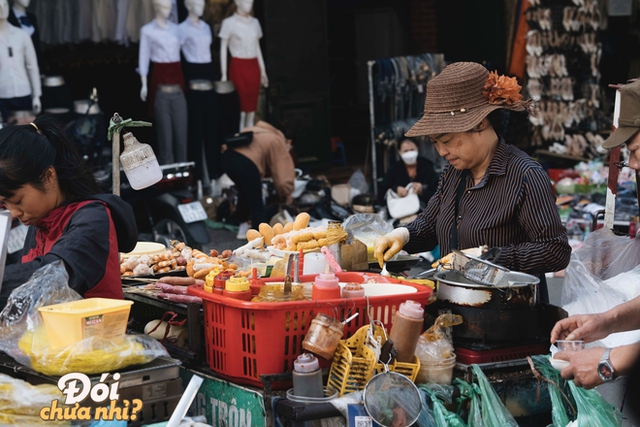 Discover the food paradise in the most famous market of Hanoi students - Photo 3.