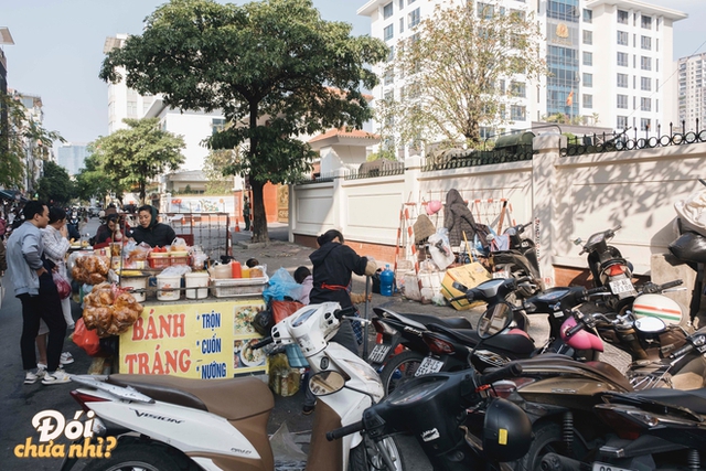 Discover the dining paradise in the most famous market of Hanoi students - Photo 2.