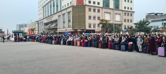 Hàng trăm người xếp hàng chờ xuất cảnh sang Trung Quốc ở cửa khẩu Móng Cái - Ảnh 4.