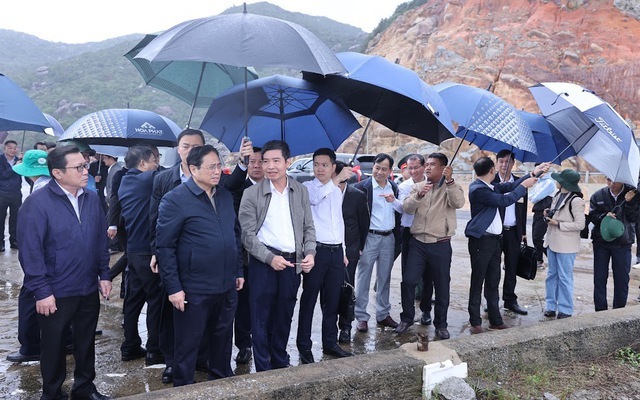 Thủ tướng và đoàn công tác khảo sát một số dự án trọng điểm tại Phú Yên - Ảnh: VGP/Nhật Bắc
