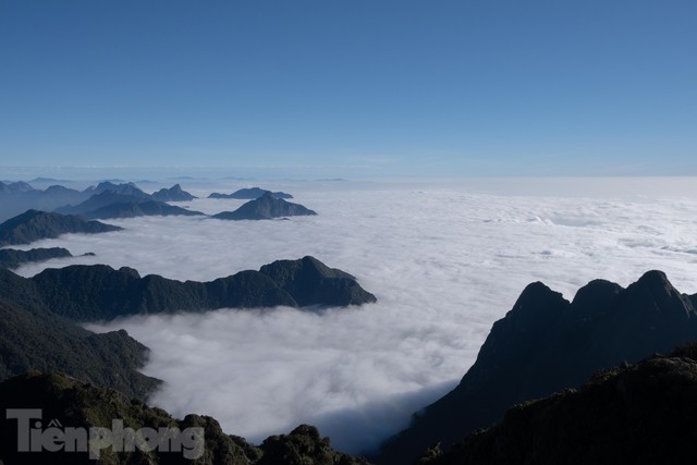 Du khách tấp nập săn mây trên đỉnh Fansipan - Ảnh 1.