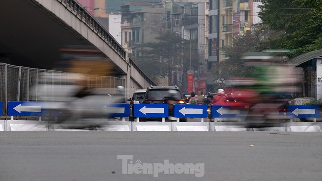 Hình ảnh ngày đầu điều chỉnh phân luồng lại giao thông tại Ngã Tư Sở - Láng - Ảnh 3.