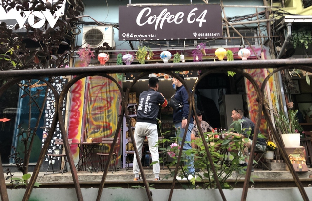 Cà phê đường tàu ở Hà Nội vẫn mở cửa đón khách Tây bất chấp có chốt trực - Ảnh 9.