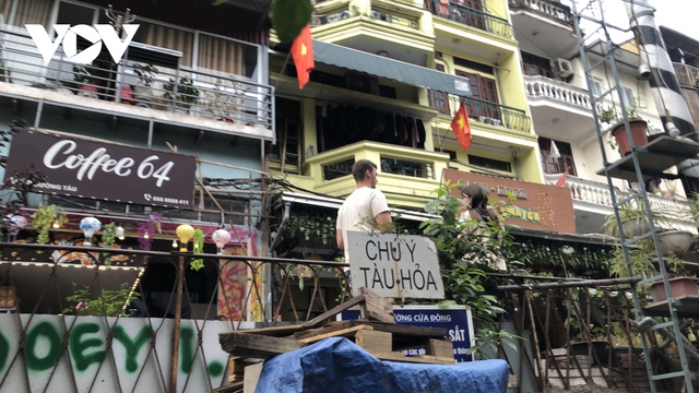 Cà phê đường tàu ở Hà Nội vẫn mở cửa đón khách Tây bất chấp có chốt trực - Ảnh 7.