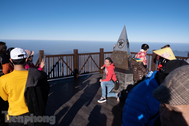 Du khách tấp nập săn mây trên đỉnh Fansipan - Ảnh 9.