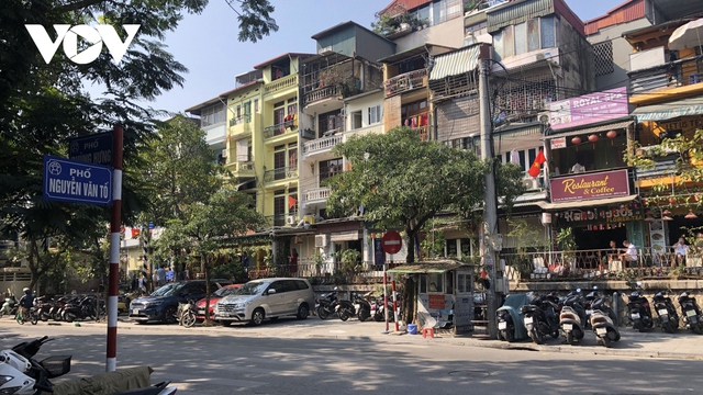 Cà phê đường tàu ở Hà Nội vẫn mở cửa đón khách Tây bất chấp có chốt trực - Ảnh 6.