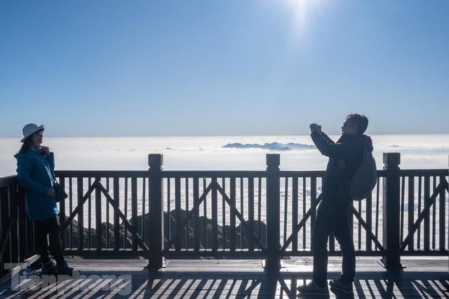 Du khách tấp nập săn mây trên đỉnh Fansipan - Ảnh 7.