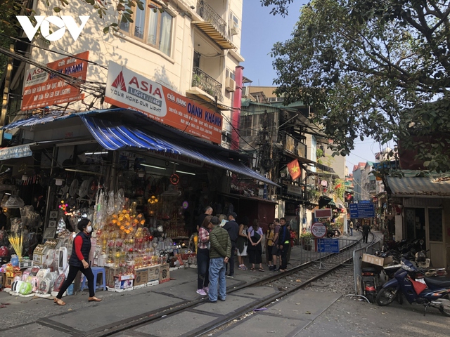 Cà phê đường tàu ở Hà Nội vẫn mở cửa đón khách Tây bất chấp có chốt trực - Ảnh 3.