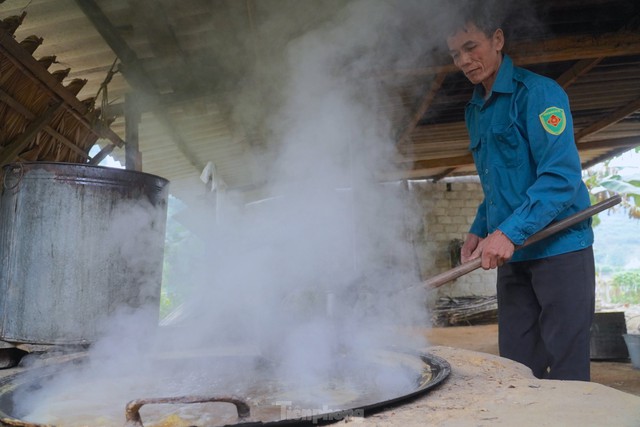 Cả làng đỏ lửa nấu mật ngày đêm vẫn cháy hàng dịp Tết - Ảnh 4.