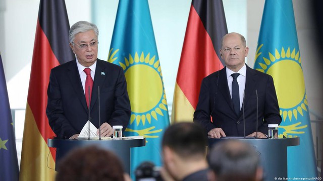 Tổng thống Kazakhstan Kassym-Jomart Tokayev (trái) và Thủ tướng Đức Olaf Scholz (phải) tại một cuộc họp báo ở Berlin tháng 9/2023. Ảnh: Ảnh: DW