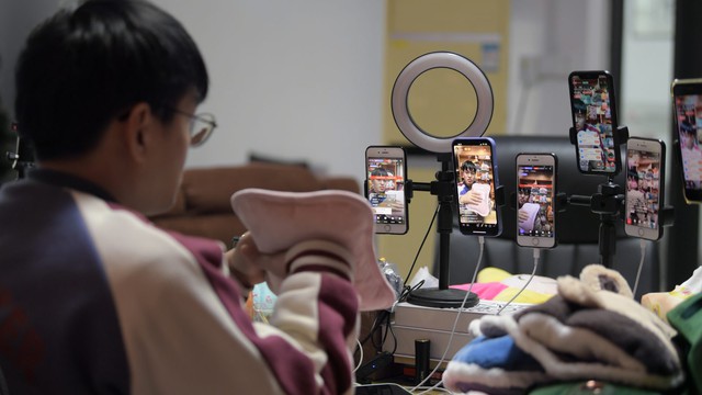 Một thanh niên Trung Quốc đang cố gắng giới thiệu sản phẩm qua livestream. Ảnh: Getty Images