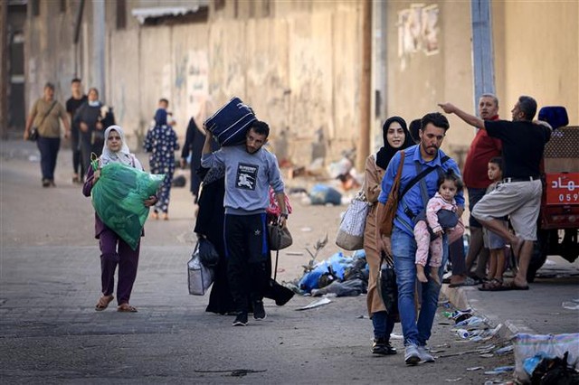 Người dân di dời khỏi thành phố Gaza nhằm tránh xung đột giữa quân đội Israel và phong trào Hamas, ngày 13/10/2023. Ảnh: THX/TTXVN