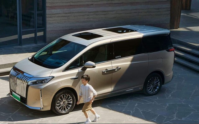 'Chuyên cơ mặt đất' Toyota Alphard lại có thêm 'anh em song sinh' gây sốt: kích thước khủng dài hơn 5,4m, đi 175 km không tốn giọt xăng