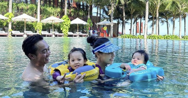 Cường Đô la và Đàm Thu Trang chăm đưa các con đi bơi