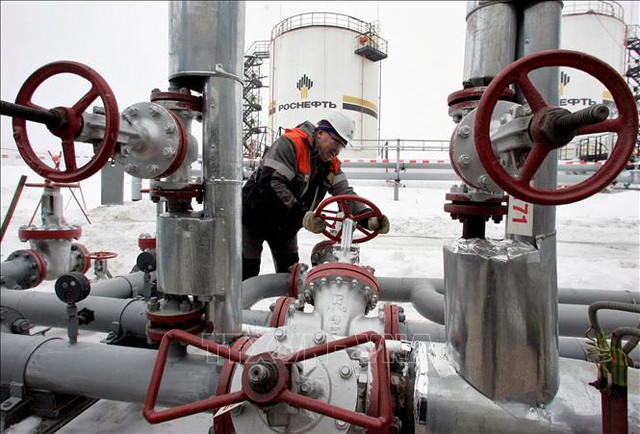 Công nhân vận hành trạm bơm tại giếng dầu Gremikhinskoye ở phía Đông Izhevsk, Nga. Ảnh: REUTERS/TTXVN