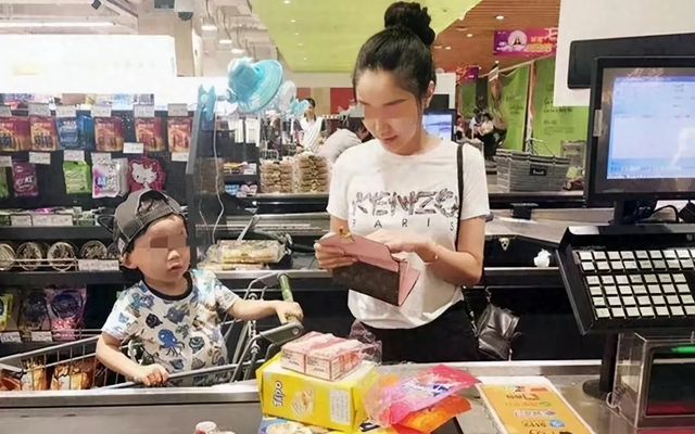 Bị siêu thị bắt đền vì mở chai nước cho con uống khi chưa trả tiền, người mẹ được khen vì ứng xử tinh tế
