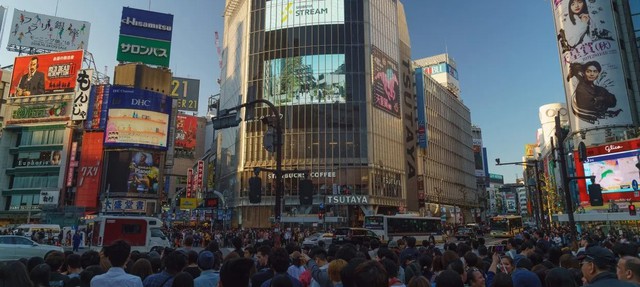 Một đám đông trước khu vực giao lộ Shibuya sầm uất của Tokyo.Ảnh: Anton Cherednichenko / Pexels)