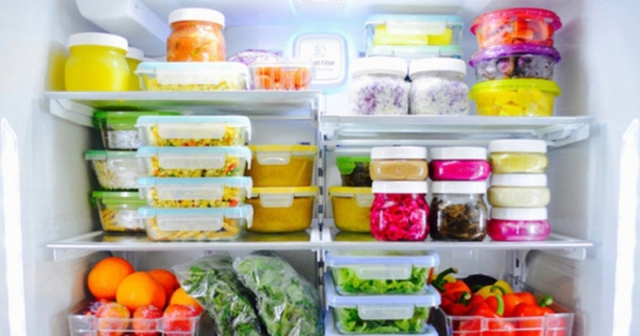 Cất thực phẩm vào tủ lạnh trong bát sứ hay hộp nhựa thì giữ được lâu nhất? Câu trả lời khiến nhiều người bất ngờ