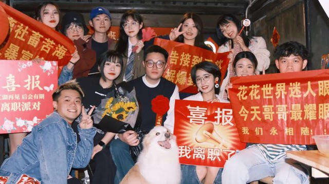 Anh Liang (ở giữa) cùng bạn bè tổ chức tiệc mừng nghỉ việc hồi tháng 5. Ảnh: CNN