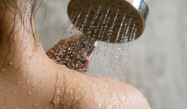 Sau 50 tuổi, 4 sai lầm tuyệt đối không được phạm phải khi tắm nếu không muốn đột quỵ - Ảnh 2.