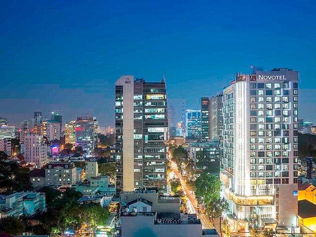 Chủ khách sạn Novotel Saigon Centre lần đầu công bố KQKD: lỗ gần 400 tỷ đồng sau nửa đầu năm, vốn chủ sở hữu âm gần 1.000 tỷ