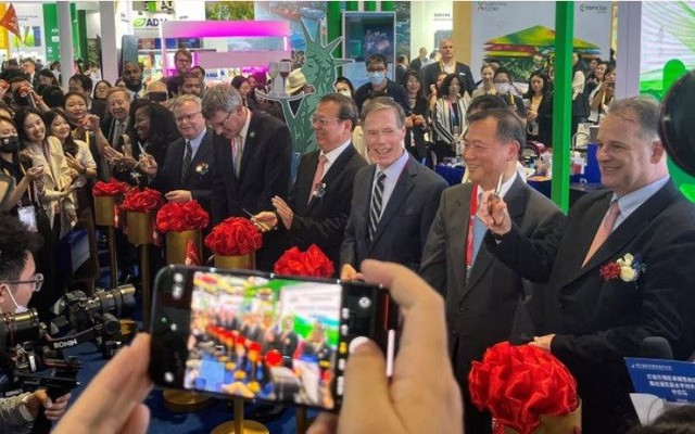Đại sứ Mỹ tại Trung Quốc Nicholas Burns tại Hội chợ triển lãm nhập khẩu quốc tế Trung Quốc hôm 6/11. Ảnh Reuters