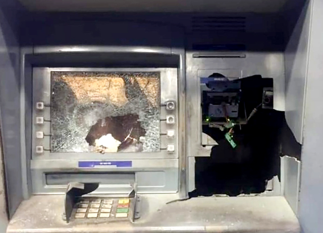 Người đàn ông Trung Quốc dùng rìu đập vỡ máy ATM để cướp tiền và nhận lại “cái kết không như là mơ” - Ảnh 1.